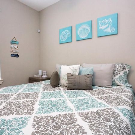 Hidden Hideaway! Bungalow 2 Blocks From The Beach! Sleeps 3 Villa Galveston Esterno foto