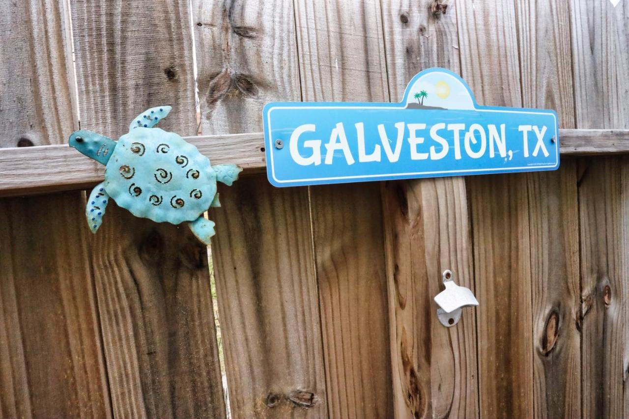 Hidden Hideaway! Bungalow 2 Blocks From The Beach! Sleeps 3 Villa Galveston Esterno foto
