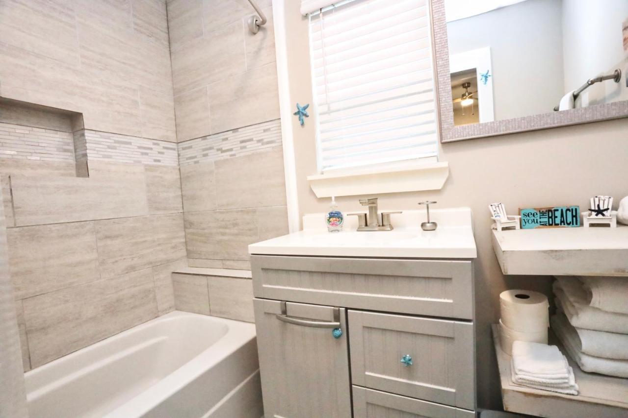 Hidden Hideaway! Bungalow 2 Blocks From The Beach! Sleeps 3 Villa Galveston Esterno foto